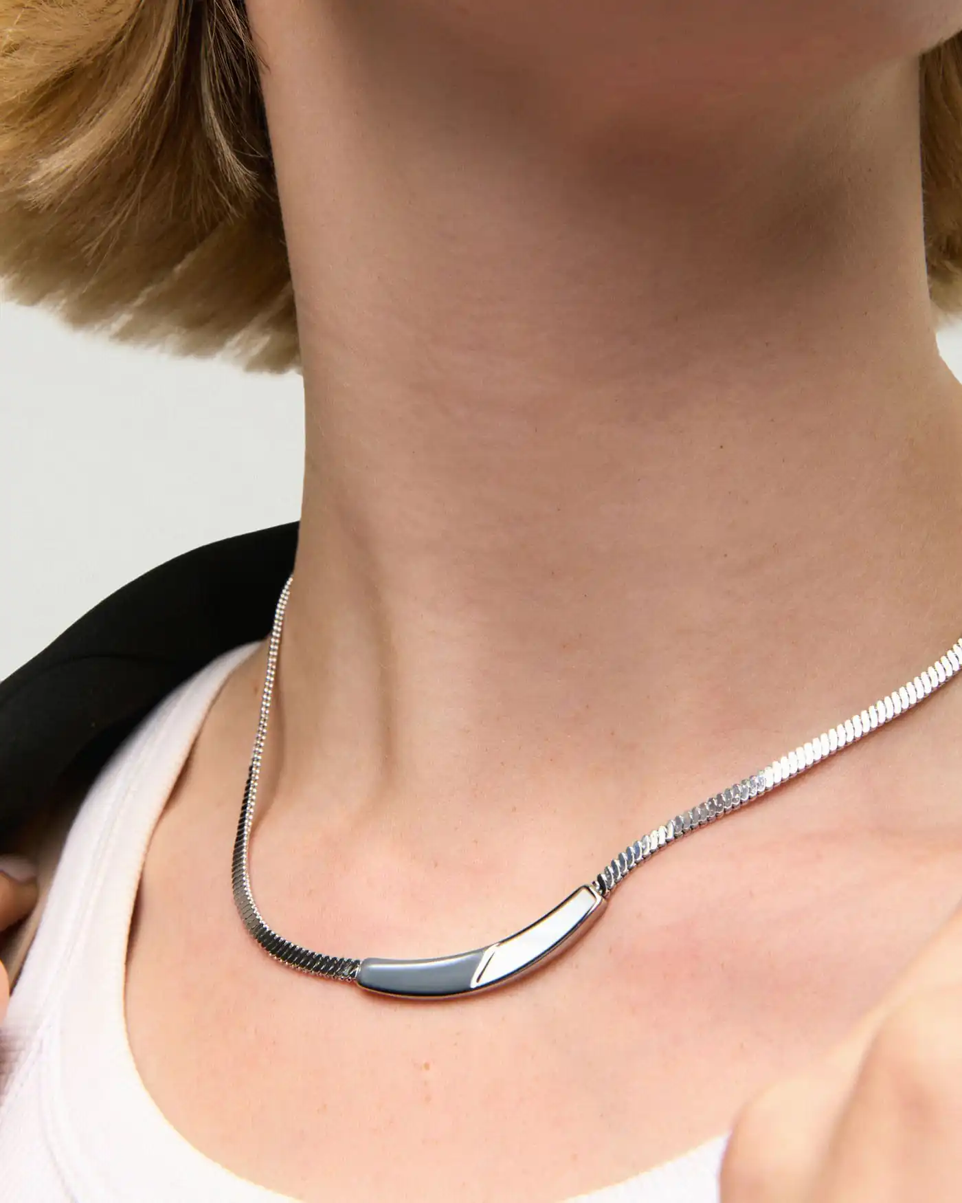 Collier pendentif géométrique argenté