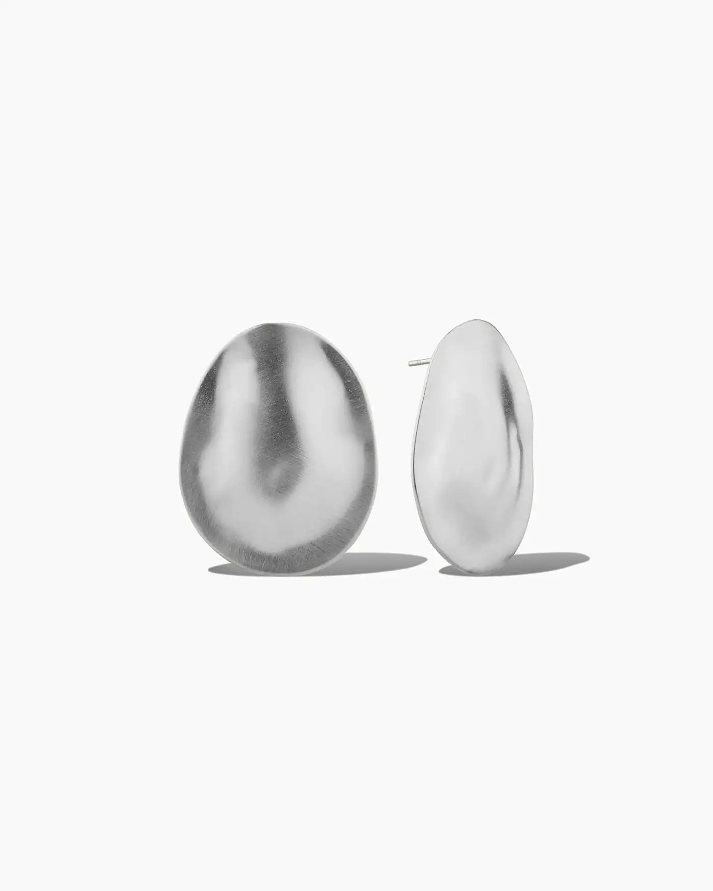Organische Scheiben-Ohrstecker – Silber
